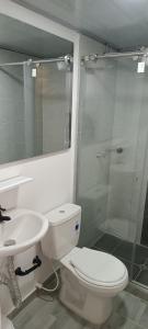 Koupelna v ubytování Rockhouse Apartaestudios + 14 fotografií