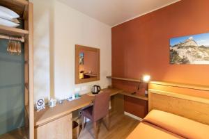 Camera con scrivania, letto, scrivania e sedia. di A Due Passi dal Mare Stanza N3 a Porto Ercole