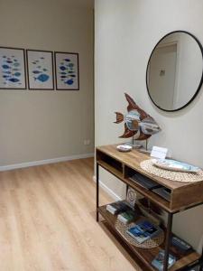 una stanza con un tavolo con uno specchio su una parete di A Due Passi dal Mare Stanza N3 a Porto Ercole 1 altra foto