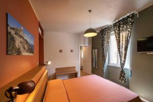 una camera da letto con un letto e una finestra di A Due Passi dal Mare Stanza N3 a Porto Ercole