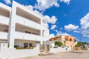 トッレ・ヴァードにあるNEW - Sunset View Home 1 P by Salento Primeの白い家