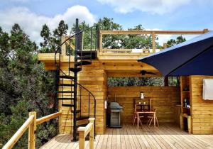 Μπαλκόνι ή βεράντα στο Beautiful Secluded Yurt with Hot Tub in Dripping Springs, Texas