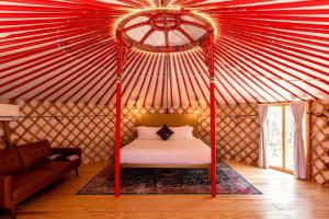 Ένα ή περισσότερα κρεβάτια σε δωμάτιο στο Beautiful Secluded Yurt with Hot Tub in Dripping Springs, Texas