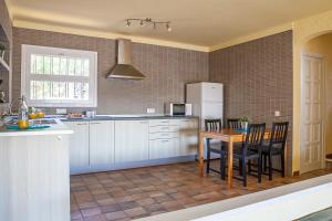 Η κουζίνα ή μικρή κουζίνα στο RVHotels Casa Heemstede