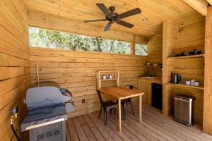 Η κουζίνα ή μικρή κουζίνα στο Secluded Yurt for a Romantic Getaway in Dripping Springs, Texas