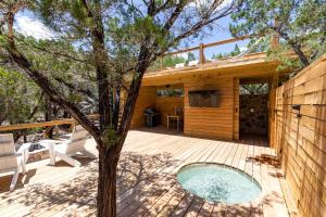 Κήπος έξω από το Secluded Yurt for a Romantic Getaway in Dripping Springs, Texas