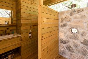 Ένα μπάνιο στο Secluded Yurt for a Romantic Getaway in Dripping Springs, Texas +14 φωτογραφίες