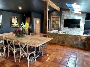 Μια τηλεόραση ή/και κέντρο ψυχαγωγίας στο Secluded Yurt for a Romantic Getaway in Dripping Springs, Texas