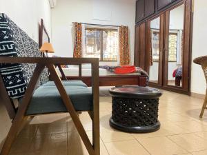 a living room with a chair and a trash can at FIIAA in Yaoundé