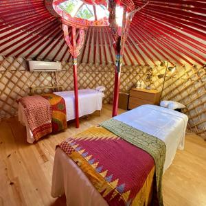 Ένα ή περισσότερα κρεβάτια σε δωμάτιο στο Secluded Yurt for a Romantic Getaway in Dripping Springs, Texas