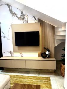 TV a/nebo společenská místnost v ubytování PeaceField Haven