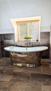 O baie la Rural Cottage! Wood-fired Hot Tub Bliss Awaits +29 fotografii