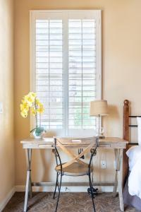 een bureau met een stoel voor een raam bij La Quinta Studio Suite, Fp, Views, Patio in La Quinta