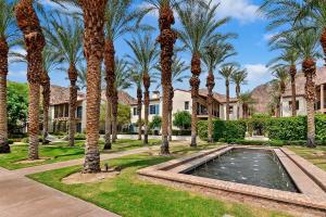 een villa met palmbomen en een zwembad bij La Quinta Studio Suite, Fp, Views, Patio in La Quinta