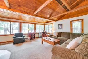 PellstonにあるSteps to Lakefront Dog-Friendly Cabin in Leveringのギャラリーの写真