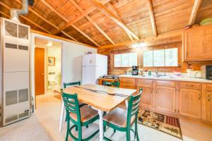 PellstonにあるLakefront Cabin with Beach Access Levering Retreatのギャラリーの写真