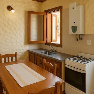 Køkken eller tekøkken på Cabañas Achalay – Refugio en Santa María