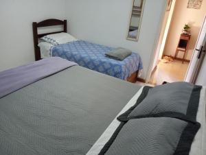 a bedroom with two beds in a room at Casa Campobello - centro de Miguel Pereira in Miguel Pereira