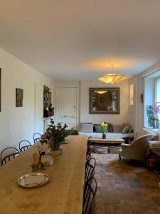 a living room with a long table and a living room at Country house in Paris in Boulogne-Billancourt