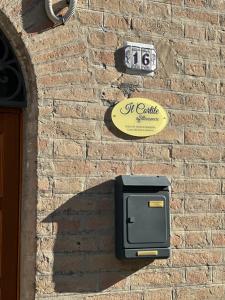 a mailbox on the side of a brick wall at Affittacamere Il Cortile in Chiaravalle