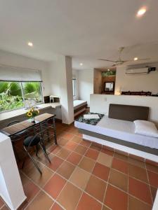 una camera da letto con un letto, una scrivania e un tavolo di Exclusiva Casa de Lujo Escape en el Caribe a Santa Marta
