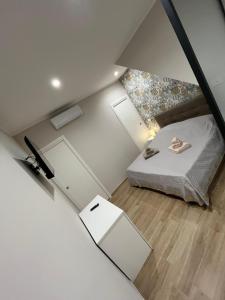 an overhead view of a small bedroom with a bed at A due passi dal mare in Barletta