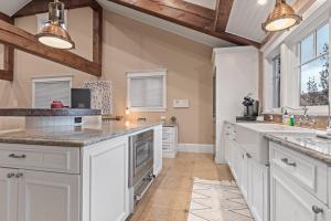 A kitchen or kitchenette at 521 Woodside Gem True Ski-In Ski-Out on the Gold Coast by SkyRun Park City
