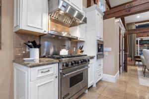 A kitchen or kitchenette at 521 Woodside Gem True Ski-In Ski-Out on the Gold Coast by SkyRun Park City