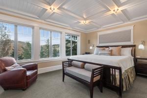 A bed or beds in a room at 521 Woodside Gem True Ski-In Ski-Out on the Gold Coast by SkyRun Park City Még 54 kép