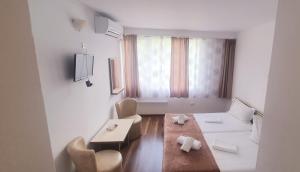 TV a/nebo společenská místnost v ubytování Hotel Pescarus + 37 fotografií