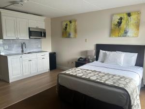 Una cocina o cocineta en River Rapids Inn