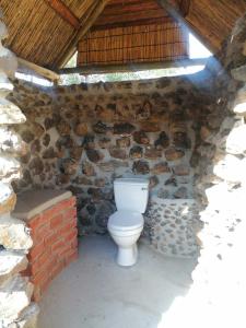y baño con aseo en una pared de piedra. en Maguni Campsite, en Mupapama 40 fotos más