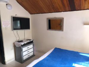 Μια τηλεόραση ή/και κέντρο ψυχαγωγίας στο Hellen House playa habitación familiar de dos a 4 pax