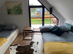 Postel nebo postele na pokoji v ubytování Domek pod lasem - Nowa stodoła