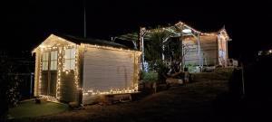 una piccola casa con le luci accese di notte di Agriturismo Orto dei Rolli a Moneglia Altre 8 foto
