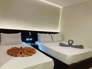 开罗Rivera Cairo Hostel的房间里有两张床，上面铺着毛巾。