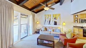 een woonkamer met een bank en een tafel bij Crestwood 3309 Deluxe 1 Bedroom Plus Loft in Snowmass Village