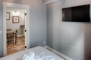 TV a/nebo společenská místnost v ubytování Quaint Cottage with Private Pool-Walk to Everything