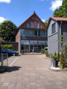 a building with a car parked in front of it at Apartment zum Garten in Nienburg