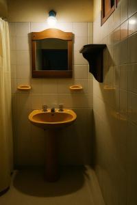 Et badeværelse på Cabañas Achalay – Refugio en Santa María