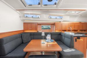 Posezení v ubytování Private Sail Yacht on the Amalfi Coast Escape the Crowds in Style