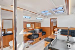Posezení v ubytování Private Sail Yacht on the Amalfi Coast Escape the Crowds in Style