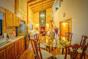 a dining room with a glass table in a kitchen at Cabaña Cedro - Cabañas Terrazul in Pinal de Amoles