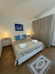 Un dormitorio con una cama grande con dos toallas. en Federica's House, en Olbia