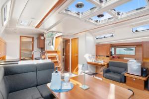 Posezení v ubytování Private Sail Yacht on the Amalfi Coast Escape the Crowds in Style