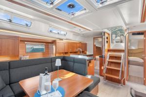Posezení v ubytování Private Sail Yacht on the Amalfi Coast Escape the Crowds in Style