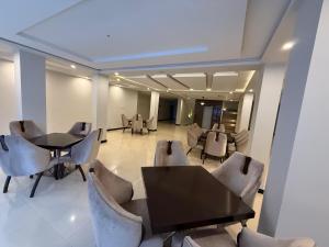 a meeting room with a table and chairs at Royal Elite Hotel Kalam in Kalām