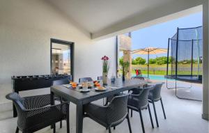 une salle à manger avec une table et des chaises dans l'établissement 3 Bedroom Cozy Home In Nedescina, à Nedeščina