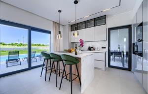 une cuisine avec un îlot doté de tabourets de bar verts dans l'établissement 3 Bedroom Cozy Home In Nedescina, à Nedeščina