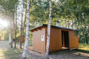 a small building in the middle of some trees at TRESKI Ö-majakesed in Treski